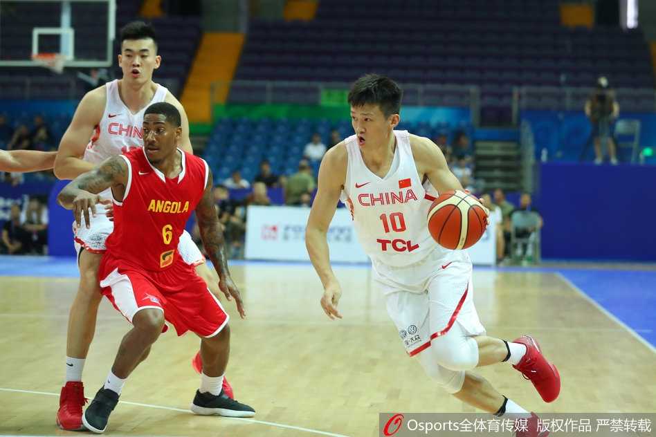 韩德君在重重包围下强起投篮，对方两名球员的手臂像树枝一样缠绕在他身上，但他依然凭借强大的核心力量将球举过头顶。