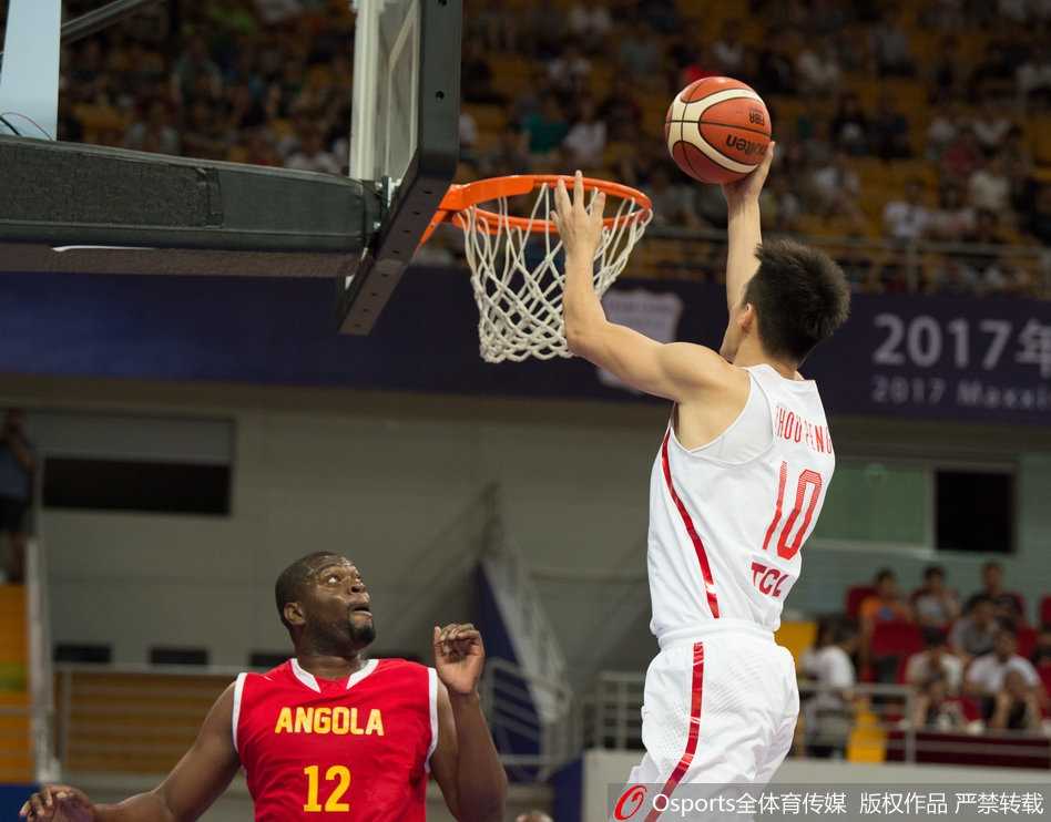 一次成功的防守后，队长周鹏主动伸出手与年轻队友击掌，两人脸上写满了专注与坚定，用这样的方式互相打气。