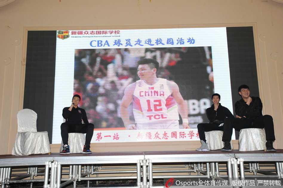 站在孩子们中间的李根，手拿话筒侃侃而谈，脸上褪去了赛场上的杀气，取而代之的是一种邻家大哥的平和。他正讲述着自己如何从一名大学联赛球员，一步步踏上职业赛场的曲折故事。