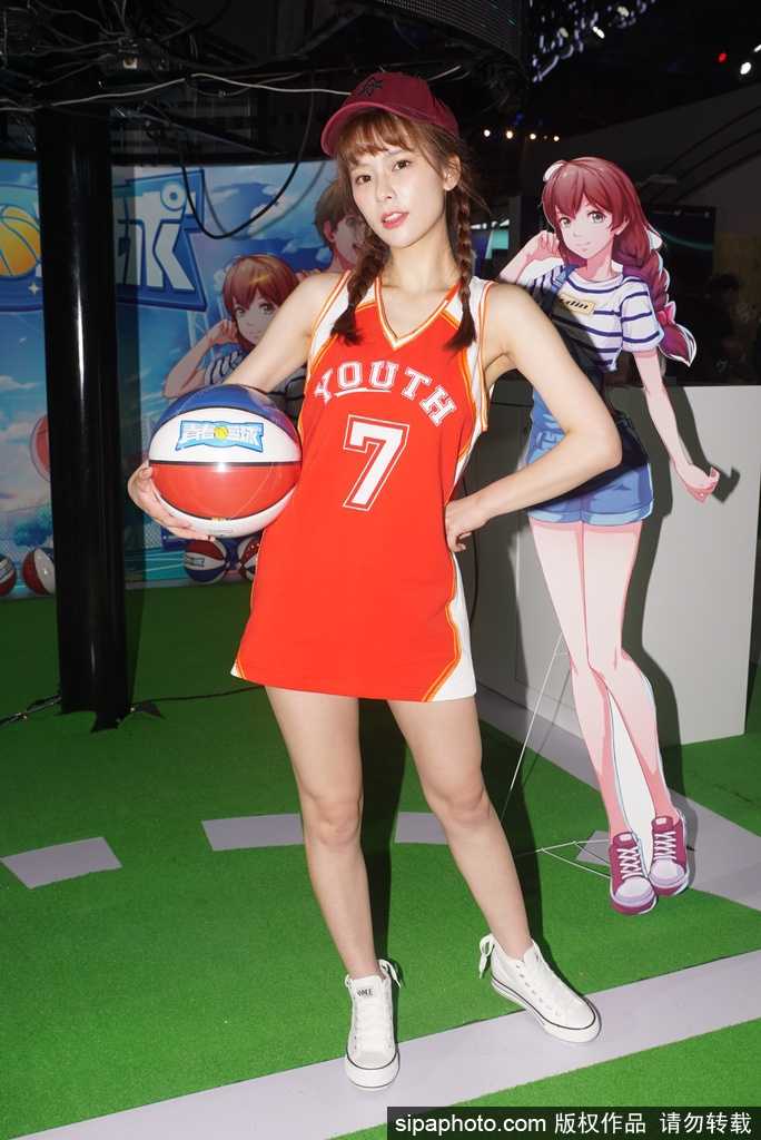 马尾辫随着跳跃的动作在空中划出弧线，专注的眼神与手中的篮球融为一体，完美诠释了力与美的结合