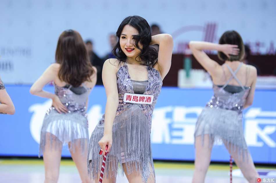 燃情手杖舞点燃金陵夜,肯帝亚宝贝演绎别样篮球风 表演结束后,宝贝们手牵手向全场观众鞠躬致意。此时大屏幕上正打出“肯帝亚”的字样,她们与身后这支创造黑马奇迹的球队一起,成为了这个夜晚苏州体育中心最闪亮的明星。