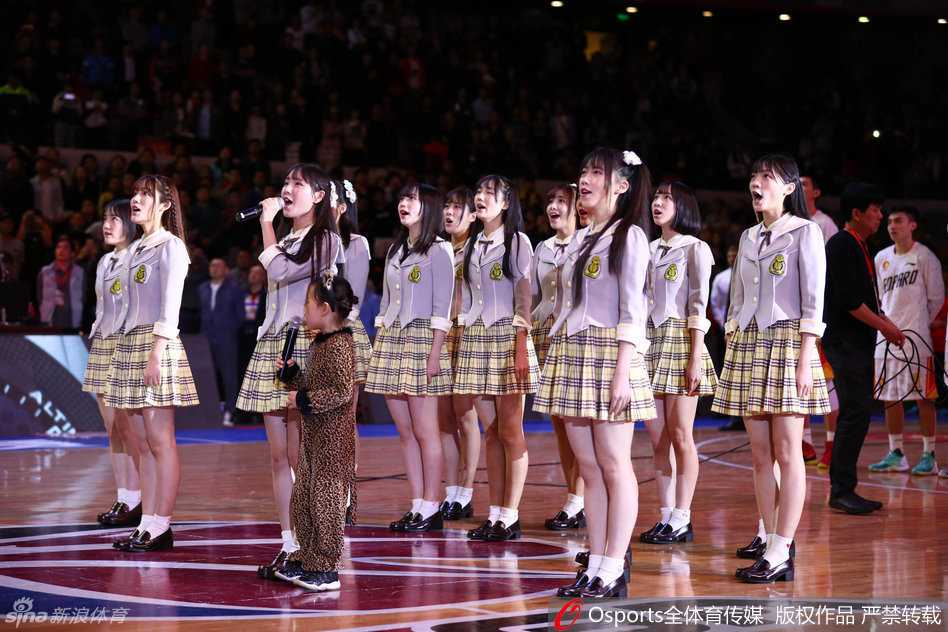 燃爆青春!GNZ48学生装助阵CBA广东德比,篮球场上绽放的元气笑颜 镜头拉近,一位GNZ48成员对着镜头俏皮地比出剪刀手,身后的篮球架与她的青春活力构成了一幅热血又可爱的画卷。