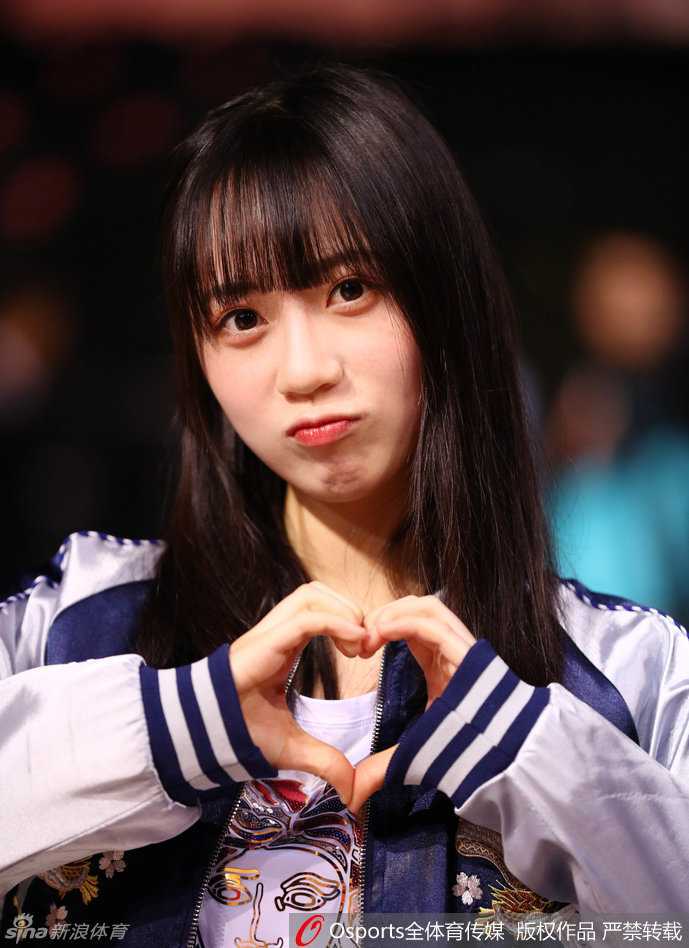 燃爆青春!GNZ48学生装助阵CBA广东德比,篮球场上绽放的元气笑颜 少女们整齐划一地做着热身动作,格子裙摆随着节奏轻轻摆动,仿佛将星梦剧院的舞台搬到了热血沸腾的CBA赛场。