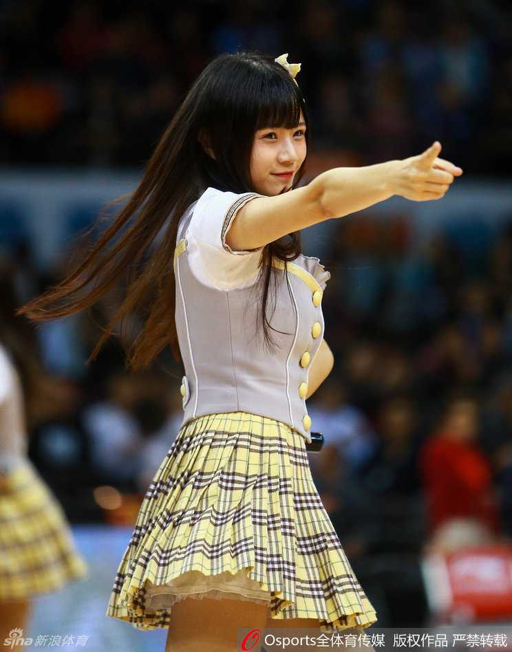 燃爆青春!GNZ48学生装助阵CBA广东德比,篮球场上绽放的元气笑颜 候场区里,女孩们相互整理着衣领和头发,专注的眼神中透露出对这次表演的重视,她们要把最完美的一面献给现场的篮球迷。