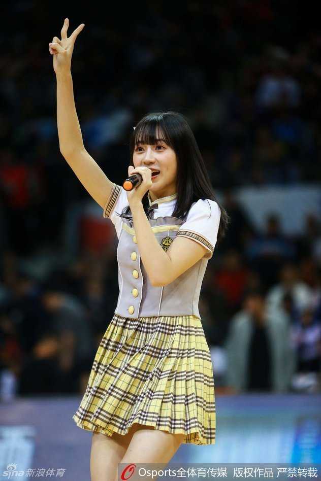 燃爆青春!GNZ48学生装助阵CBA广东德比,篮球场上绽放的元气笑颜 一位扎着双马尾的成员正在压腿热身,认真的侧脸在赛场灯光的照耀下显得格外动人,尽显少女偶像的灵动与可爱。