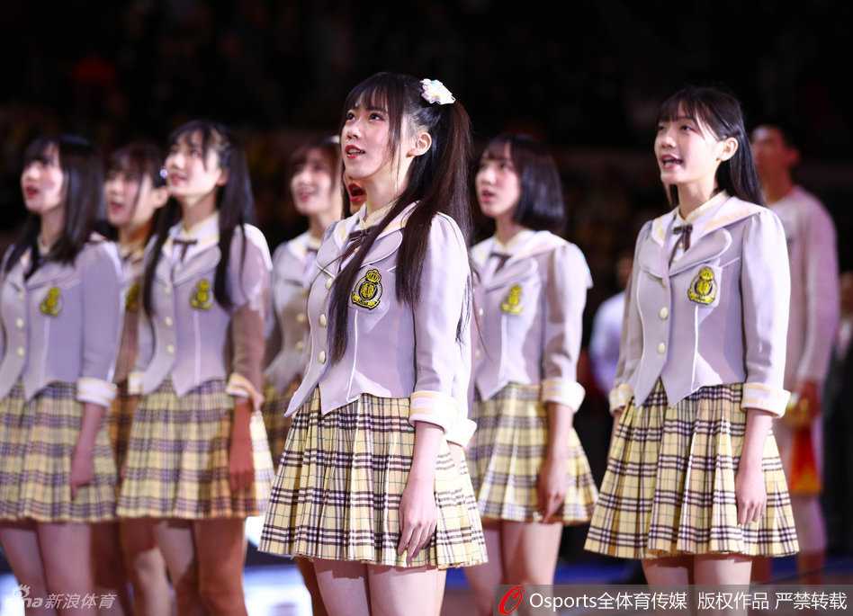 燃爆青春!GNZ48学生装助阵CBA广东德比,篮球场上绽放的元气笑颜 身着白衬衫和格子短裙的GNZ48少女们,在赛场边热身,脸上洋溢着比春日阳光还灿烂的元气笑容,瞬间融化了球迷的心。