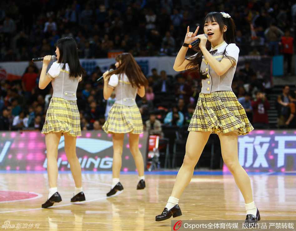 燃爆青春!GNZ48学生装助阵CBA广东德比,篮球场上绽放的元气笑颜 表演结束后,女孩们对着看台挥手致意,脸上带着些许运动后的红晕,她们青春的身影成为了这场激烈篮球盛宴之外最美好的回忆。