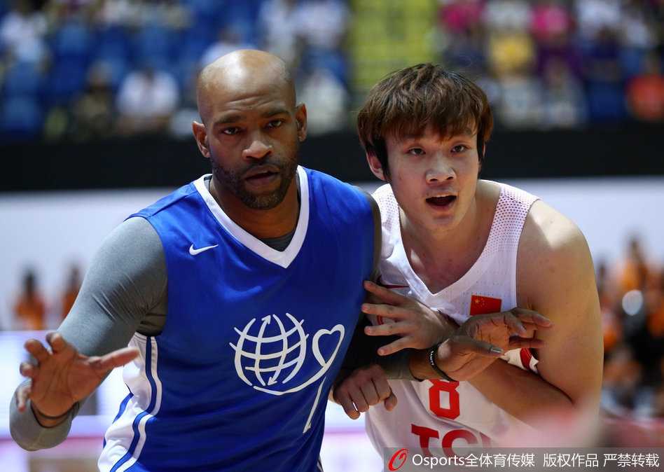 爱燃动香江:周琦小丁迎今夏国家队首秀,姚基金慈善赛温情落幕 大魔王周琦蓄势待发,身披国家队战袍在红磡体育馆内等待上场,眼神中满是对新赛季的期待