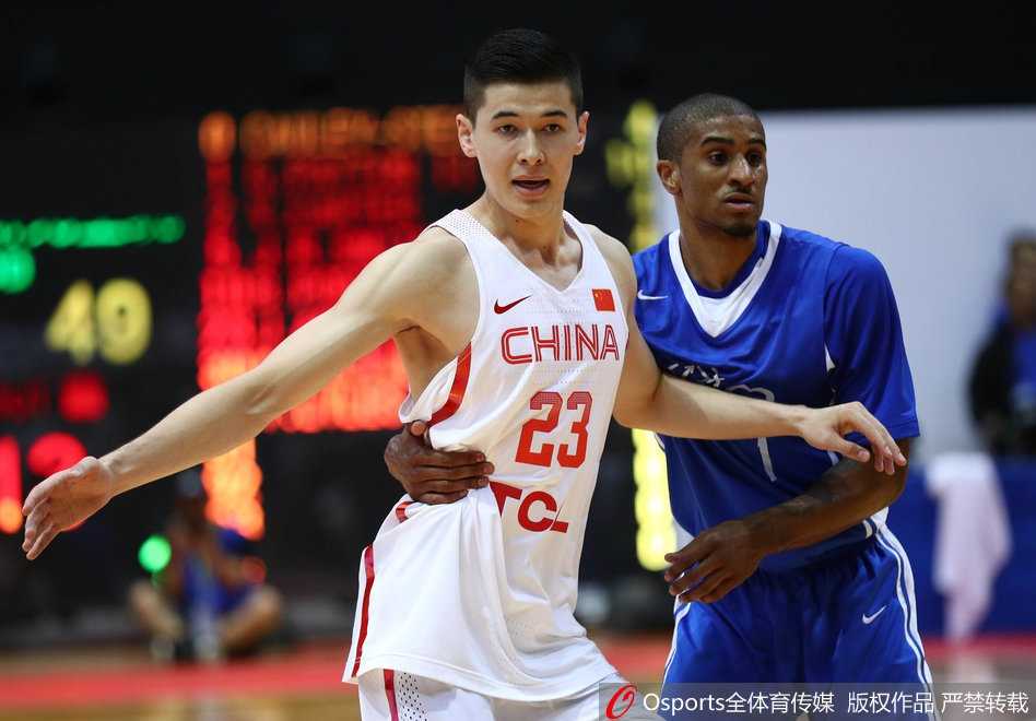 爱燃动香江:周琦小丁迎今夏国家队首秀,姚基金慈善赛温情落幕 姚基金创始人姚明在场边露出慈父般的笑容,注视着球场上奔跑的孩子们,这是他对篮球慈善十年坚守的最好回报