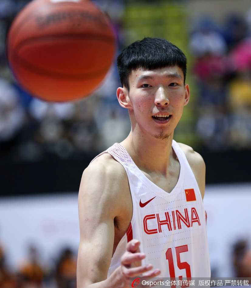 爱燃动香江:周琦小丁迎今夏国家队首秀,姚基金慈善赛温情落幕 中国男篮的小将们在场上积极拼抢,面对NBA级别的对手毫无惧色,青春的汗水在红磡体育馆的地板上飞溅