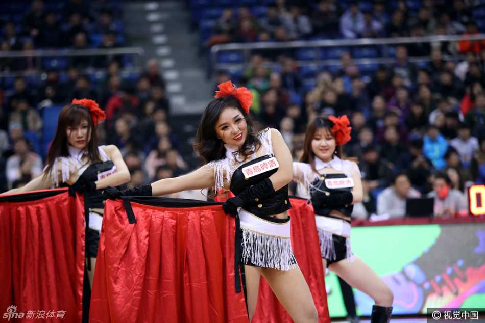 一位皮肤白皙的清新美人单手托腮，眼神清澈温柔，在喧嚣的舞台一隅静静散发着自己的独特魅力，宛如画中人。