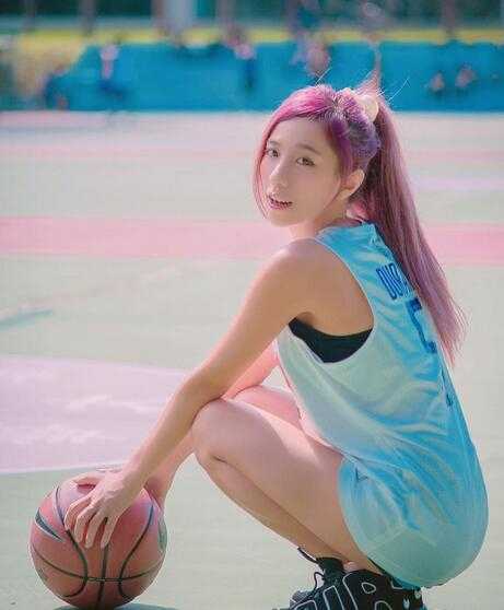 完美的肌肉线条在阳光下闪着健康的光泽，这是用汗水和坚持换来的勋章