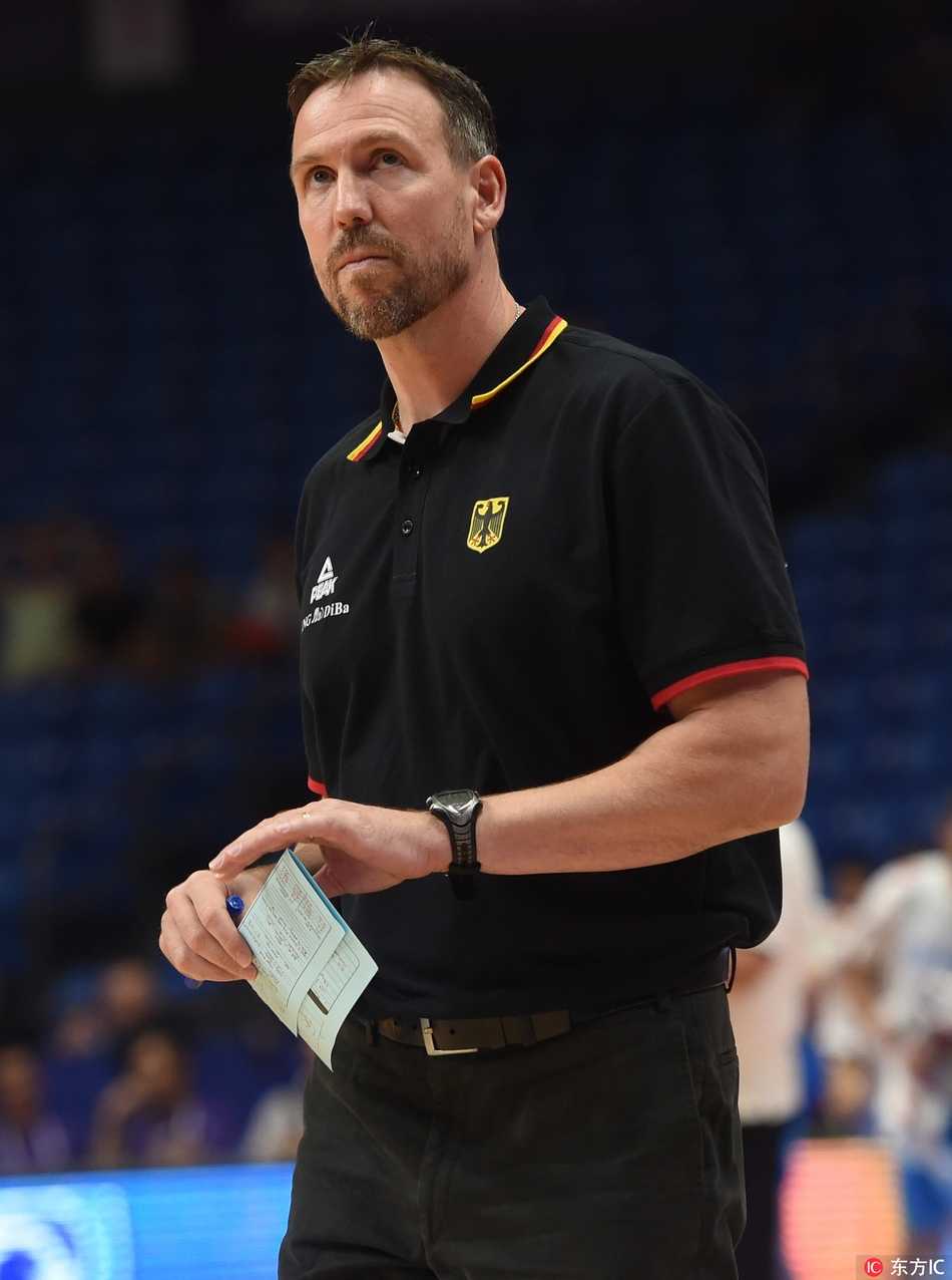 德国队的锋线箭头罗宾-本津手感发烫，他在三分线外果断出手，篮球划过一道完美的弧线直钻网窝，这一刻他双手微张，眼神中满是杀手本能带来的自信。