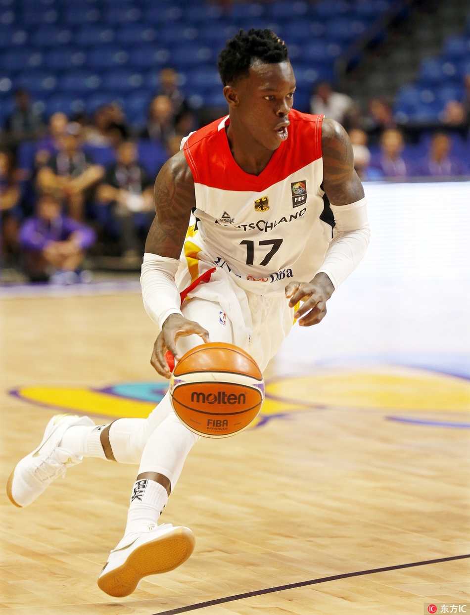 乌克兰中锋阿尔乔姆-普斯托维在德国队多人围剿下强起上篮，他肌肉紧绷，眼中只有篮筐，即便面对严防死守也要为球队拼下一线生机。