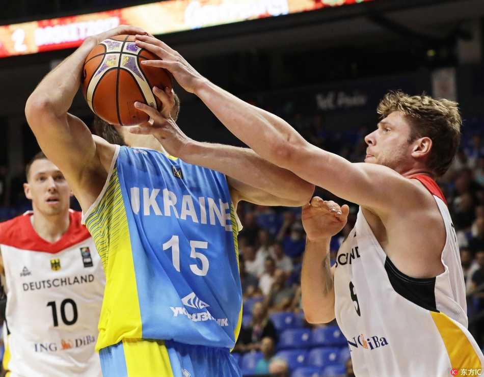 终场哨响，比分定格在75-63，德国队球员们在场中央围成一圈，相互击掌鼓劲，年轻的脸庞上写满了对胜利的渴望和开启新征程的坚定。