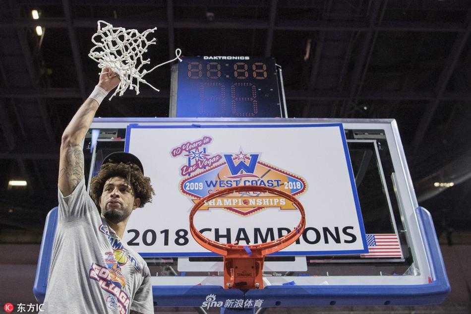 狂野西部霸权:冈萨加摧枯拉朽,西海岸冠军加冕六连冠 胜利的狂欢时刻,冈萨加大学的球员们在中圈紧紧相拥,仿佛要将整个赛季的努力都揉进这个拥抱里。紫色的夺冠帽子还未来得及戴正,脸上的笑容与激动的汗水交织,背景的彩带如同他们辉煌战绩的碎片,漫天飞舞。