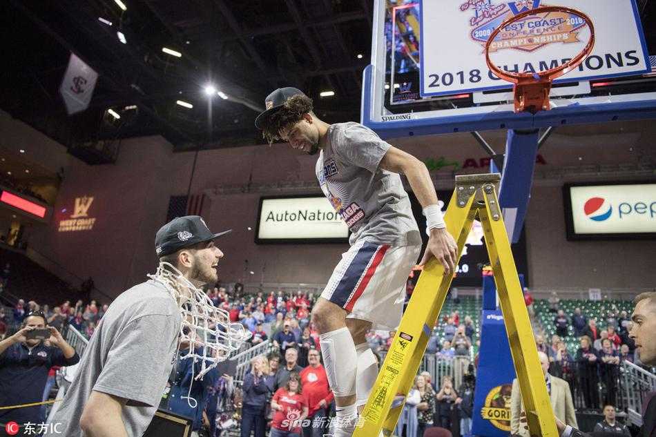 狂野西部霸权:冈萨加摧枯拉朽,西海岸冠军加冕六连冠 冈萨加球员扎克·诺维尔二世在快攻中完成一记势大力沉的单手劈扣。他像一道紫色的闪电划过球场,高高跃起时,身体几乎与篮筐平行,手中的篮球被他狠狠砸进篮筐,发出沉闷的巨响。这一扣,仿佛也将杨百翰大学的反扑希望彻底扣碎。