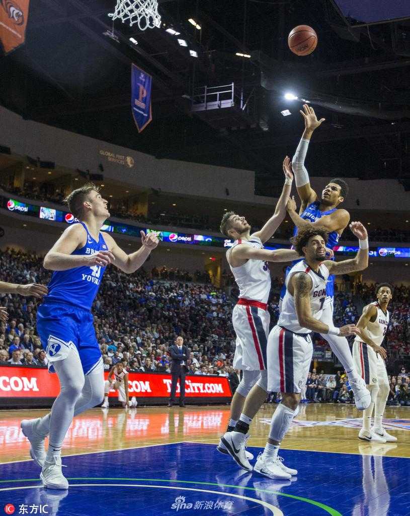 狂野西部霸权:冈萨加摧枯拉朽,西海岸冠军加冕六连冠 比赛最后时刻,杨百翰大学的替补席上,球员们神情落寞。一名球员手托下巴,目光呆滞地望着球场,白色的毛巾无力地搭在肩上。紫色的彩带在他们身后飘落,那是属于胜利者的背景,却映衬出他们此刻的失落与不甘。