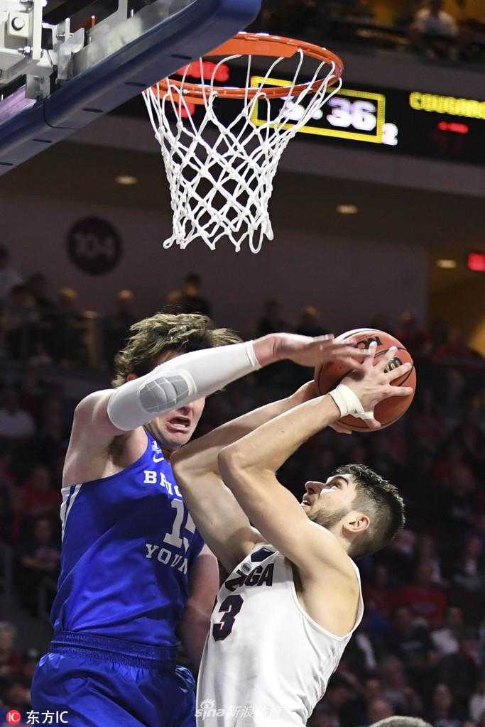 狂野西部霸权:冈萨加摧枯拉朽,西海岸冠军加冕六连冠 杨百翰大学的核心球员约埃尔·查尔德在巨人丛林中强行上篮。他的身体在空中完全舒展,肌肉线条因为发力而紧绷,面对冈萨加两名防守球员的遮天蔽日,他眼中没有丝毫畏惧,只有对篮筐的无限渴望。这一球,是他全场战斗精神的一个缩影。