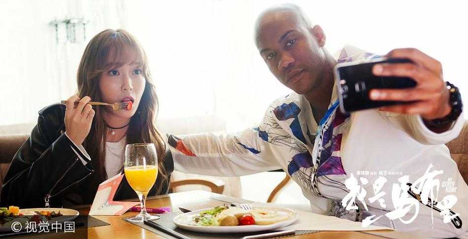 电影《我是马布里》片场，马布里身着训练服，眼神中透露出坚毅与思索，背景中模糊的队友身影，预示着一场关于信任与荣耀的团队战役即将打响。