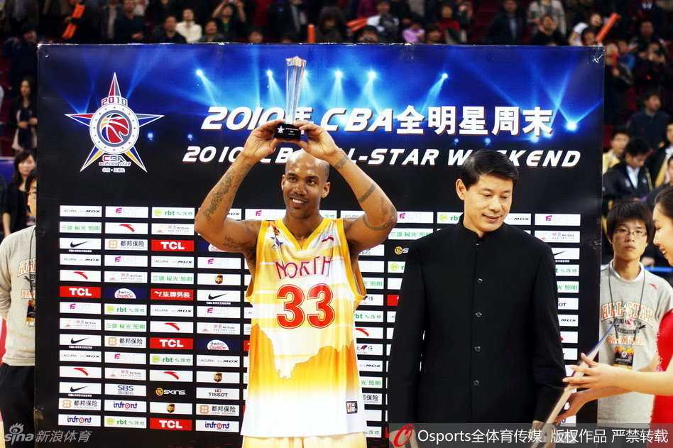 独狼变身马政委:马布里在CBA的热血征程 转投佛山队的马布里在场上拼尽全力,面对防守者强行突破上篮,肌肉线条分明,展现了强大的核心力量