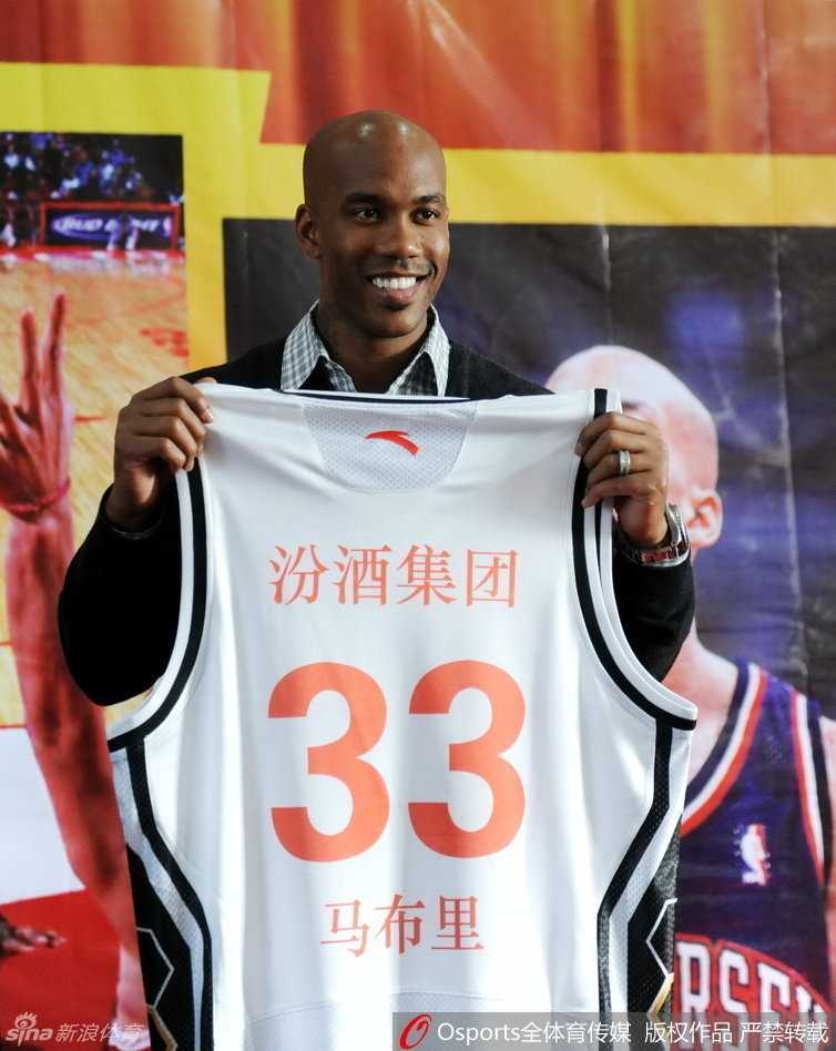 独狼变身马政委:马布里在CBA的热血征程 身披山西队训练服的马布里在镜头前意气风发,对着镜头微笑挥手,眼神中满是对新旅程的期待