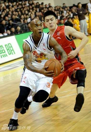 独狼变身马政委:马布里在CBA的热血征程 马布里在山西队比赛过程中神情专注,正持球组织进攻,举手投足间透露出昔日NBA全明星的从容与霸气