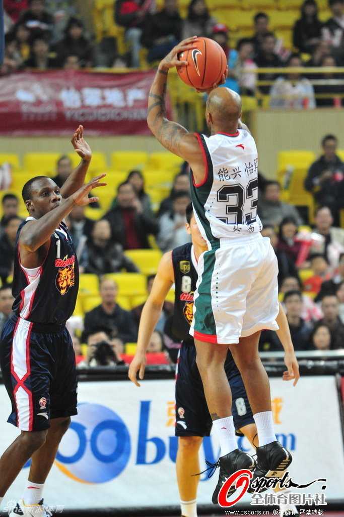 独狼变身马政委:马布里在CBA的热血征程 马布里做客新浪演播室担任解说嘉宾,他手持小浪吉祥物,面带轻松的微笑,展现其幽默风趣的一面