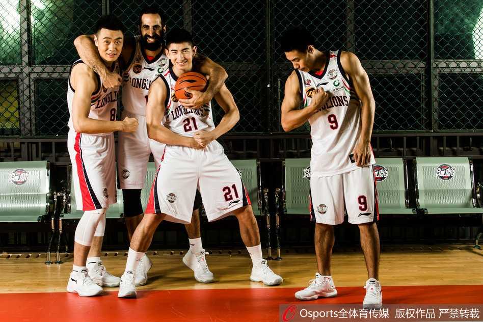 凯尔·弗格在聚光灯下单手持球，神情专注，他的得分能力将成为新赛季龙狮撕开防线的尖锐獠牙。