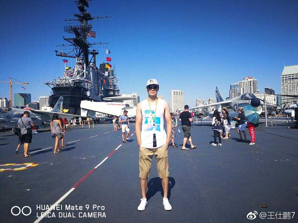 王仕鹏的圣地亚哥漫游记:从航母甲板到日落巨轮的梦幻一日 清晨的阳光为中途岛号航空母舰巨大的舰桥镀上一层金光,甲板上停满了各式战机,王仕鹏的背影显得既渺小又充满探索欲。