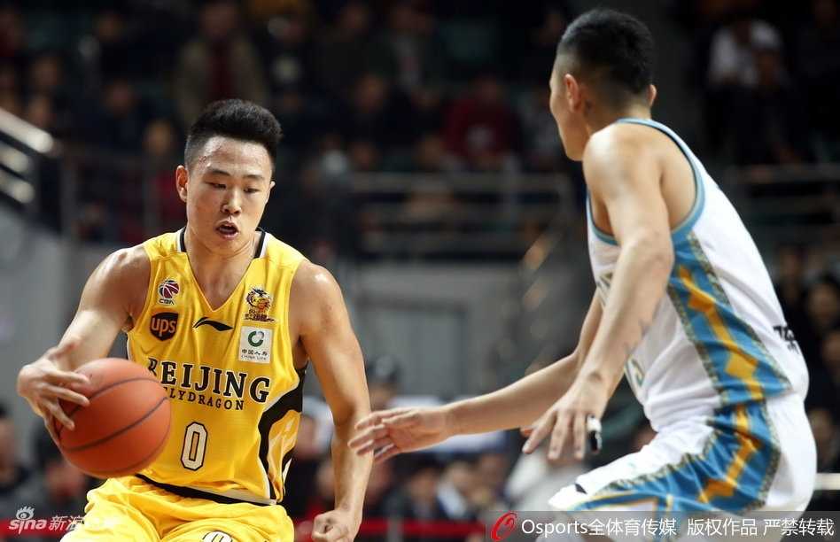 福建小外援拉斯-史密斯如闪电般撕裂防线，他高高跃起，手中篮球仿佛被赋予生命，即将精准地送入篮筐。