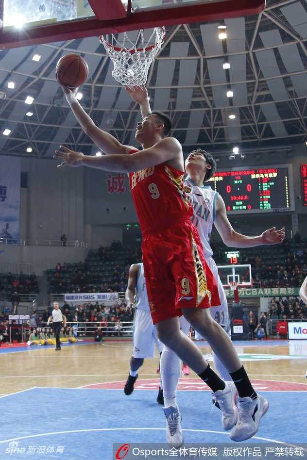 福建小外援拉斯-史密斯犹如一道闪电撕破深圳防线，他面对两人包夹依然在空中失去平衡的情况下将球抛出，皮划出一道彩虹弧线坠入网窝。