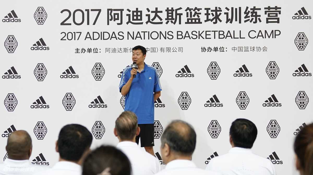 刘晓宇在训练营中观察小球员运球，神情专注仿佛回忆起自己年少追梦的时光