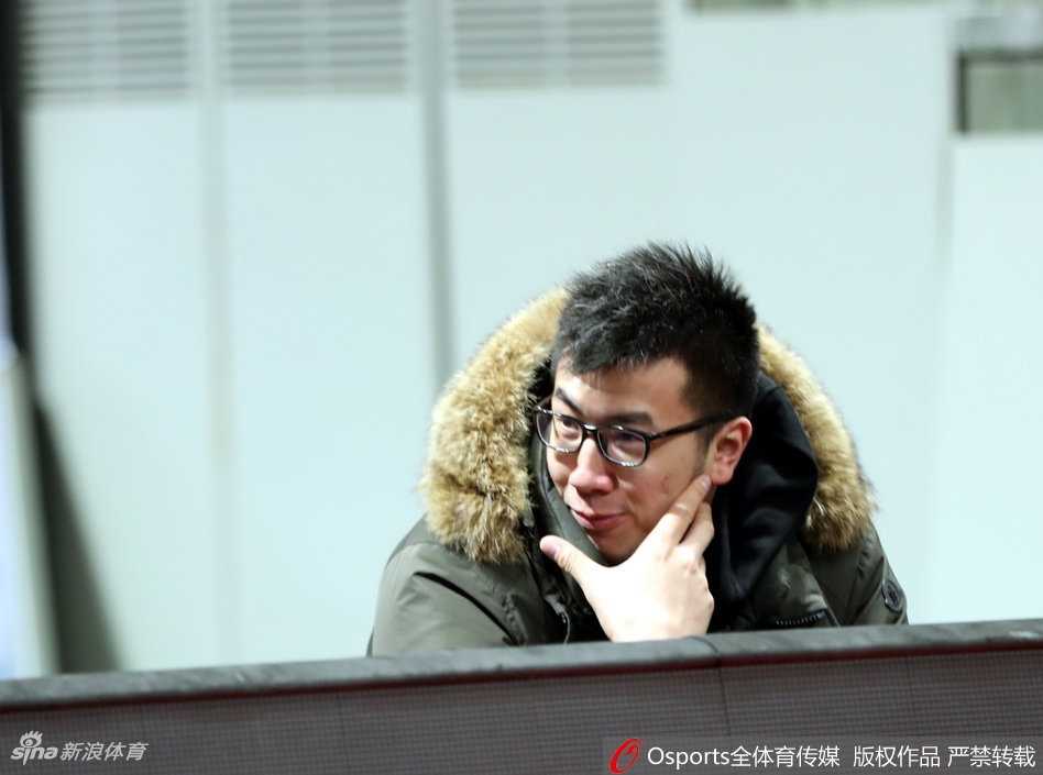 王治郅挂帅八一代言人从球场传奇到执教薪火 王治郅神情专注地为年轻内线球员示范背身单打技巧,他宽厚的肩膀仿佛依旧承载着八一队的内线支柱,眼神中满是对细节的严苛要求。