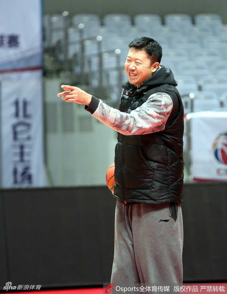 王治郅挂帅八一代言人从球场传奇到执教薪火 训练间隙,大郅双手叉腰站在场边,若有所思地观察着场上的局势。他身上那件简单的训练服,似乎还留存着当年驰骋赛场时的汗迹与荣光。