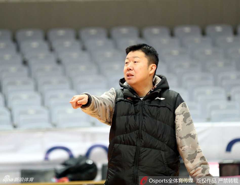 王治郅挂帅八一代言人从球场传奇到执教薪火 训练场上,王治郅亲自上阵,用他那教科书般的梦幻脚步为球员做示范。他灵动的步伐仿佛穿越了时空,让人依稀看到了当年那个在雅典奥运会上大帽海军上将的追风少年。