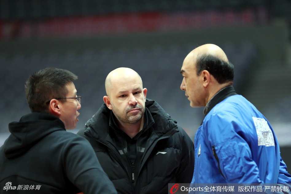 王治郅挂帅八一代言人从球场传奇到执教薪火 王治郅弯下腰,用手指点着地板上的位置,向年轻的内线球员讲解跑位和卡位的要领。他认真的侧脸,像是一位严师在为弟子们绘制通往胜利的地图。