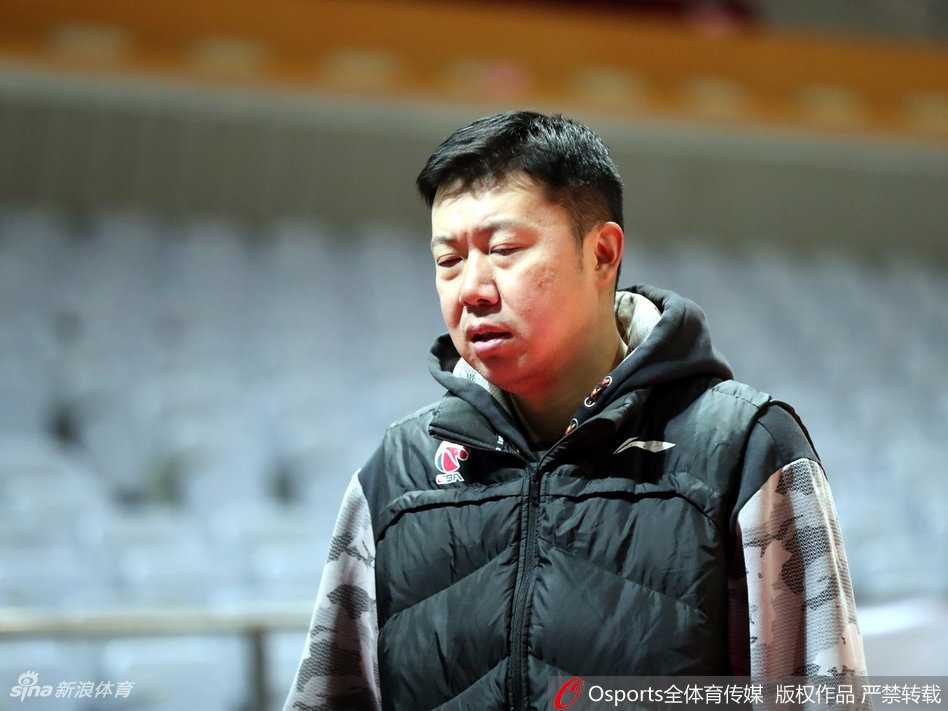 王治郅挂帅八一代言人从球场传奇到执教薪火 站在弟子们中间,大郅就像一座沉默的山。他用手比划着战术路线,那份淡定从容的气质,仿佛在告诉年轻球员,无论场上风云如何变幻,心中都要有应对之策。