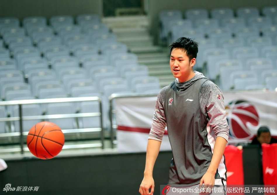 王治郅挂帅八一代言人从球场传奇到执教薪火 训练结束时,王治郅面带微笑,与身边的球员击掌鼓励。那笑容里,有对后辈的期许,也有对篮球未来的无限憧憬,仿佛八一的精神正在这掌心的温度中悄然传递。