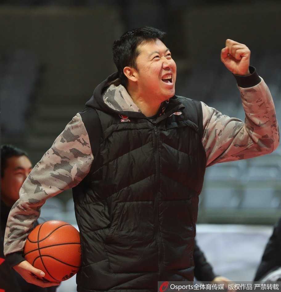 王治郅亲自给内线球员做动作示范，表情专注地讲解篮下技巧。