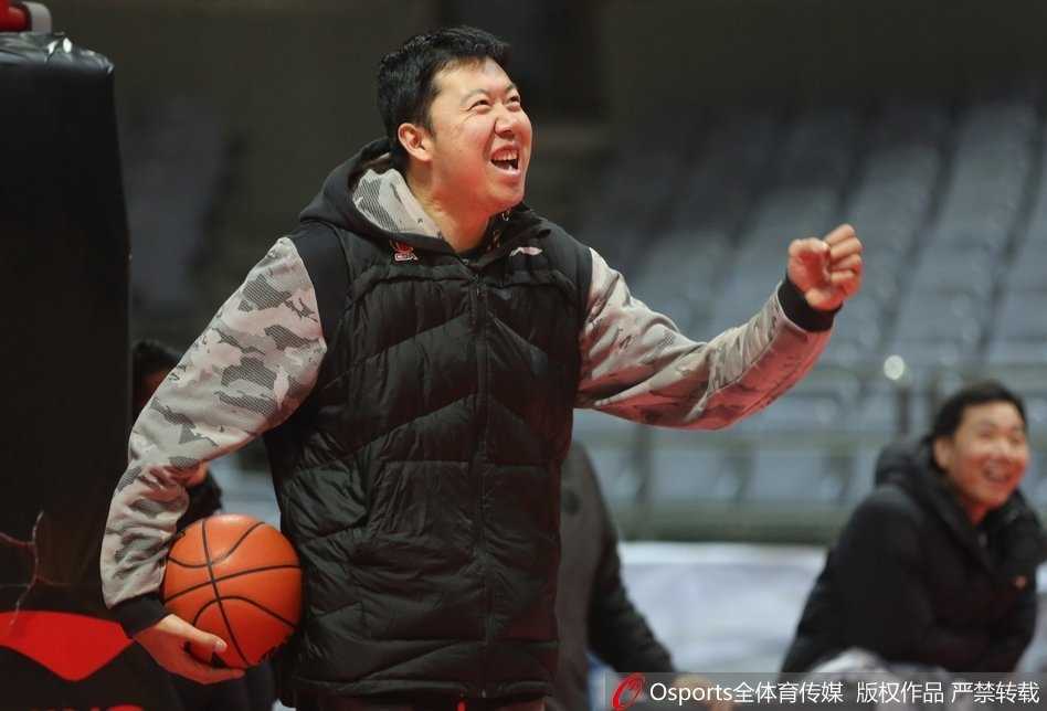 王治郅赛前投篮游戏获胜放肆庆祝 八一男篮备战气氛火热 八一队员在训练中奋力防守,眼神中透露出专注和坚定的斗志。