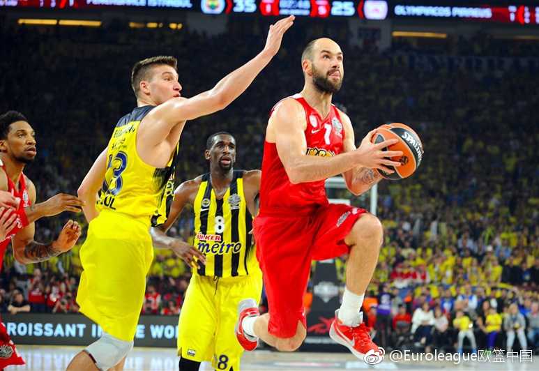 王者加冕激情一刻 欧冠篮决赛史诗画卷 艾派·尤度化身禁飞区守护神,面对“欧洲科比”斯潘诺里斯的突破,他毫不留情地送上一记遮天蔽日的钉板大帽,这一球也扇碎了对手反扑的希望。