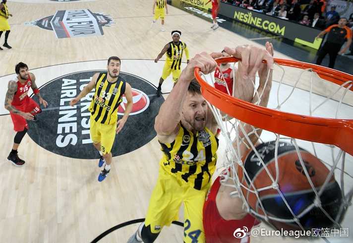 王者加冕激情一刻 欧冠篮决赛史诗画卷 费内巴切球员简·维塞利如雄鹰展翅,开场便以一记势大力沉的空中接力反扣,点燃了整座球馆的激情,为这场史诗决赛奏响了最强音。