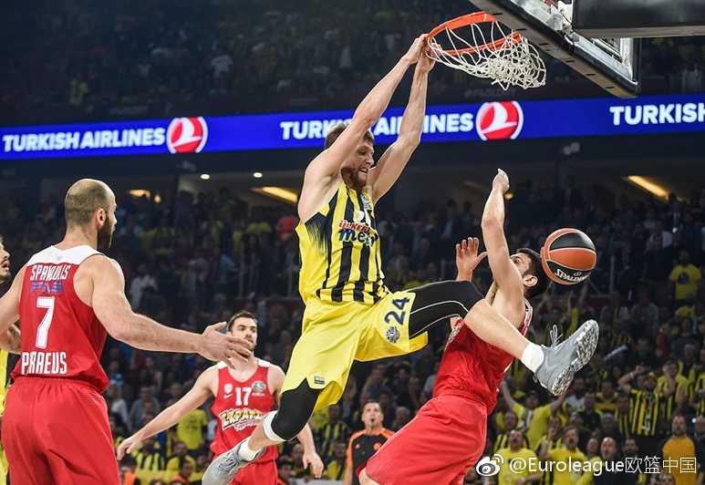 王者加冕激情一刻 欧冠篮决赛史诗画卷 博格丹·博格达诺维奇神情专注,运球观察队友跑位,这位才华横溢的射手全场贡献17分,是费内巴切夺冠之路上不可或缺的火力点。