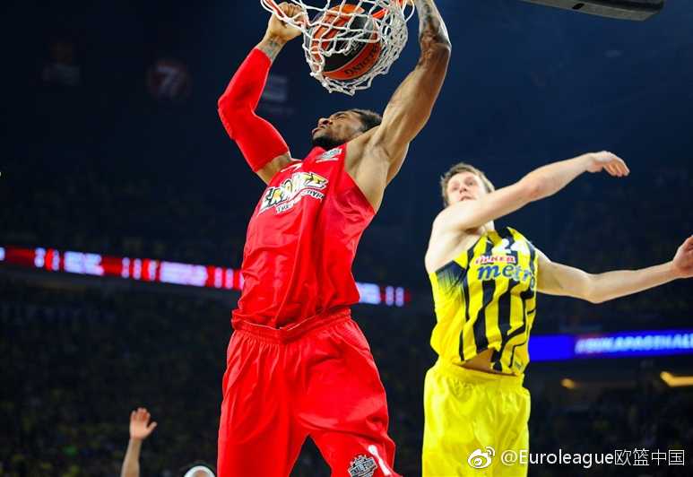 王者加冕激情一刻 欧冠篮决赛史诗画卷 奥林匹亚科斯的米卢蒂诺夫在内线展现出强硬姿态,面对费内巴切的多人围堵,他毅然起跳,完成了一记势大力沉的隔人暴扣,展现了希腊豪门不屈的战斗意志。