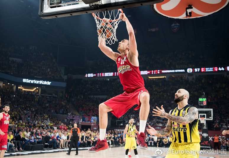 王者加冕激情一刻 欧冠篮决赛史诗画卷 路易吉·达托梅成为下半场的奇兵,他里突外投,用关键的10分帮助费内巴切一举拉开比分,这位意大利炮手用精准的射击轰塌了对手的防线。