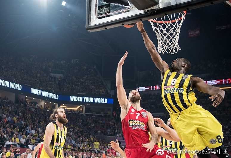 王者加冕激情一刻 欧冠篮决赛史诗画卷 夺冠后的费内巴切球员们紧紧相拥,金色的纸屑从天而降,映衬着他们激动的面庞,此刻,他们创造了土耳其篮球的历史,登上了欧洲之巅。