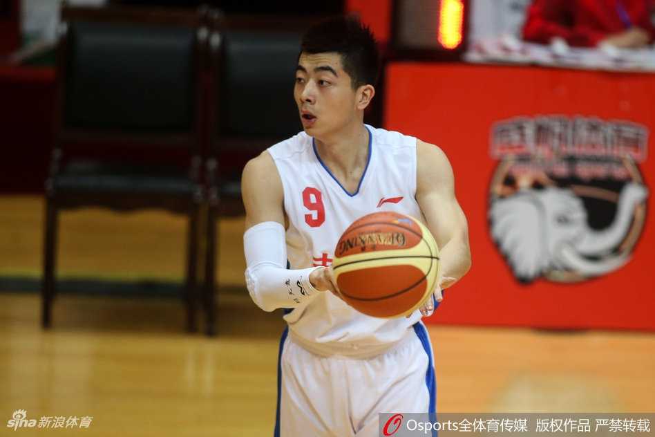 王哲林在罚球线附近持球，冷静地观察着吉林队的联防站位，眼神中透露出必胜的信念。