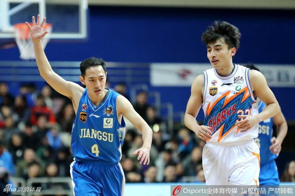 王者归来看易立 肯帝亚加时胜上海重返季后赛 面对上海队的严密防守,江苏肯帝亚队的外援马尚·布鲁克斯毫无惧色,他灵活地运球变向,晃开防守球员后,跳起投篮,眼神中充满了对胜利的渴望。