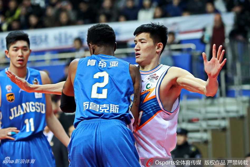 王者归来看易立 肯帝亚加时胜上海重返季后赛 篮下对抗激烈异常,江苏肯帝亚队的拉杜利察在与上海队张兆旭的卡位中占据上风,他奋力抢下前场篮板,为球队争取到二次进攻的机会,肌肉的碰撞彰显着比赛的残酷。